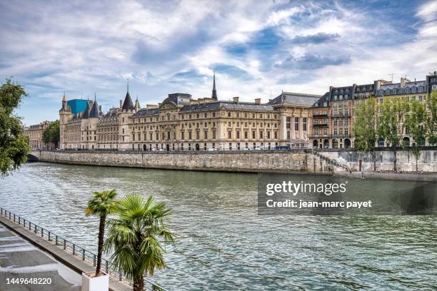 paris and its banks along the seine, seen on the conciergerie under a cloudy sky. - quai photos et images de collection