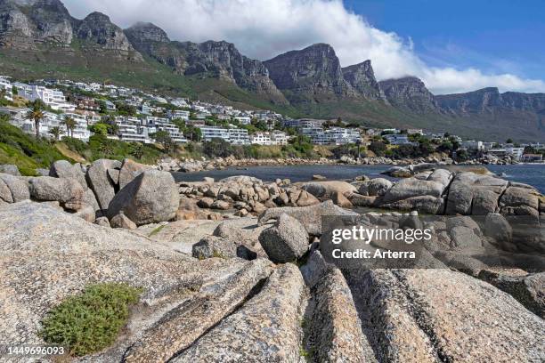 Rocky beach at Camps Bay / Kampsbaai and the Twelve Apostles, part of the Table Mountain complex near Cape Town / Kaapstad, Western Cape, South...