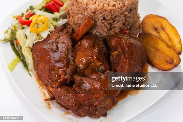 jamaican jerk chicken with rise and fried plantains - jerk chicken stockfoto's en -beelden