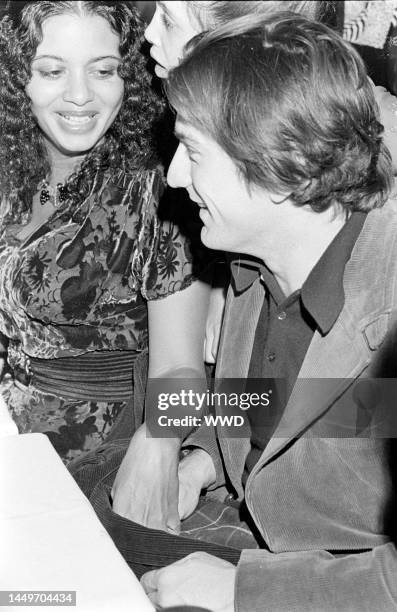 Diahnne Abbott and Robert De Niro attend an awards ceremony at Sardi's in New York City on January 30, 1977.