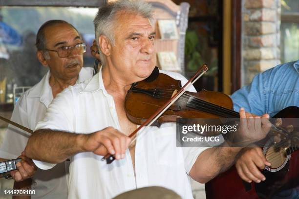 Europe. Serbia. Vojvodina. Novi Sad. Danube River. Kamenjar Restaurant. Musician Plays Violin Europa. Serbia. Volvodina. Novi Sad. Fiume Danubio....