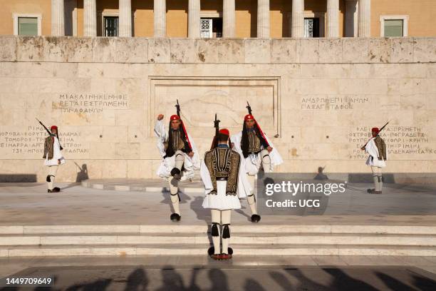 Changing of The Guard. Parliament Building. Syntagmatos Square. Syntagma District. Athens. Greece. Europe Cambio della Guardia. Palazzo Del...