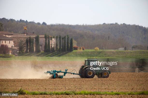 Tractor. Farm Work. Area of Siena. Tuscany. Italy. Europe Trattore. Lavoro Agricolo. Zona di Siena. Toscana. Italia. Europa.