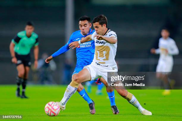 Carlos Rodriguez of Cruz Azul fights for the ball with Ulises Rivas of Pumas during the match between Pumas and Cruz Azul as part of the Copa Por...