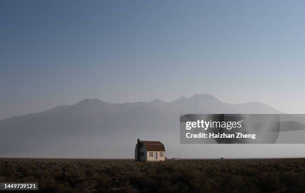 house in countryside - ver stockfoto's en -beelden