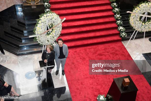 María Luna and Diego Luna speak a ceremony to honor Alejandro Luna posthumously at Palacio de Bellas Artes on December 16, 2022 in Mexico City,...