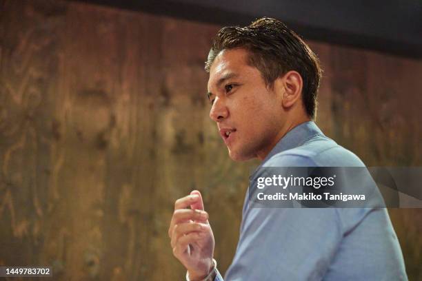 filipino man dining at a japanese izakaya - narrar fotografías e imágenes de stock