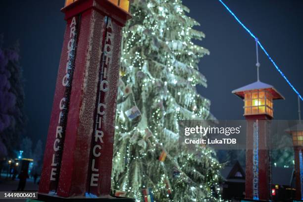 weihnachtsmanndorf, polarkreis - büro bäume nacht stock-fotos und bilder