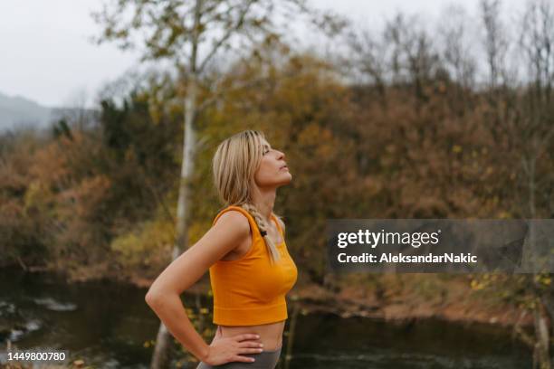 meinen tag mit achtsamkeit und meditation beginnen - atemübung yoga 30 bis 40 jahre stock-fotos und bilder