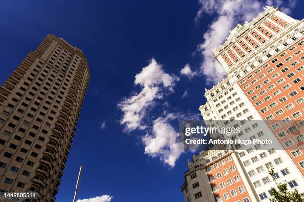 view of the skyscrapers at plaza de españa in madrid. - grande angular imagens e fotografias de stock