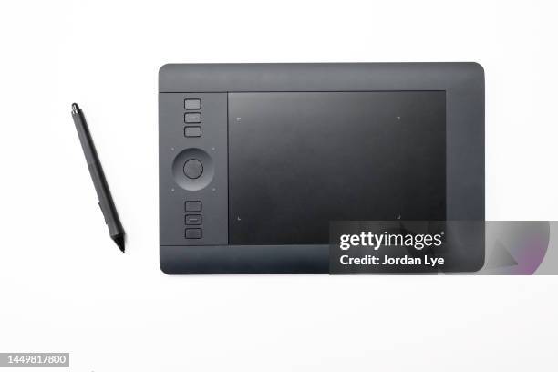 graphics tablet against white background - caneta digital imagens e fotografias de stock