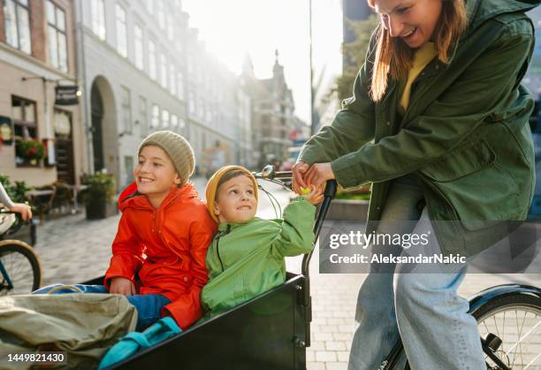 lastenradtour mit unserer mutter - two kids with cycle stock-fotos und bilder