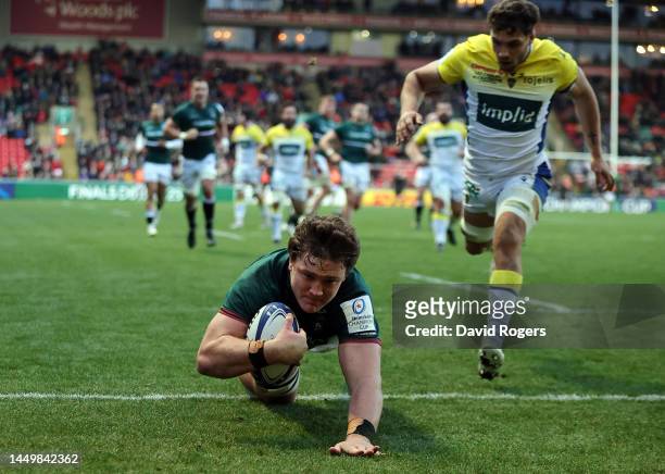 Jasper Wiese of Leicester Tigers scores a try during the Heineken Champions Cup match between Leicester Tigers and ASM Clermont Auvergne at Mattioli...