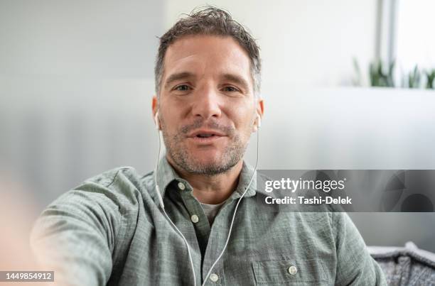 male vlogger - olhar para a câmara imagens e fotografias de stock