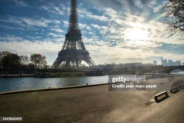 the eiffel tower with sunbeams in paris - jean marc payet stock-fotos und bilder