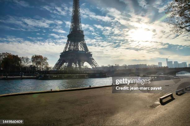 the eiffel tower with sunbeams in paris - quai photos et images de collection