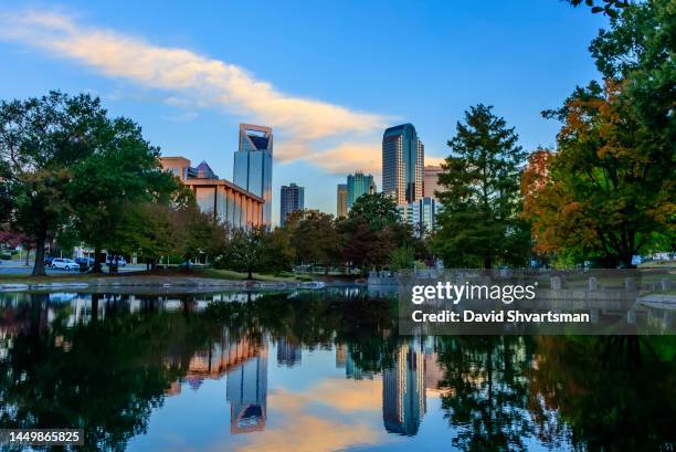 charlotte north carolina uptown reflects in the ponds of marshall park in the erly morning - north carolina staat stockfoto's en -beelden