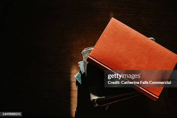 top down on a pile of old books - book table stockfoto's en -beelden