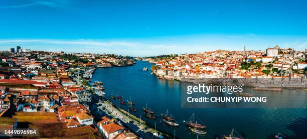 vista con drones de la ciudad de oporto y el río duero en portugal - porto portugal fotografías e imágenes de stock