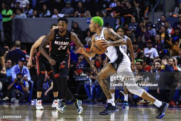 Jeremy Sochan of the San Antonio Spurs dribbles the ball during the game between San Antonio Spurs against Miami Heat at Arena Ciudad de Mexico on...