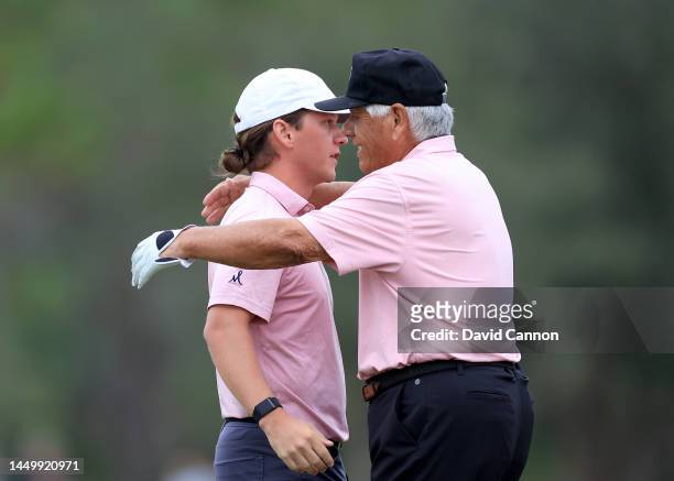 Lee Trevino of The United States embraces his son Daniel Trevino on... News  Photo - Getty Images