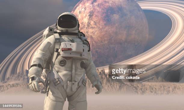 astronauta explorando planeta remoto - cosmonauta fotografías e imágenes de stock