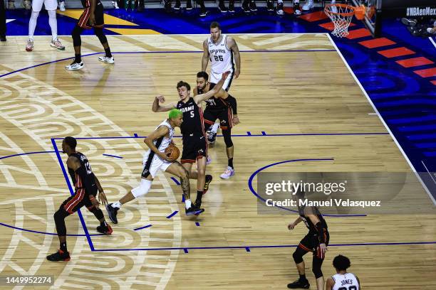 Jeremy Sochan of the San Antonio Spurs drives the ball during the game between San Antonio Spurs against Miami Heat at Arena Ciudad de Mexico on...