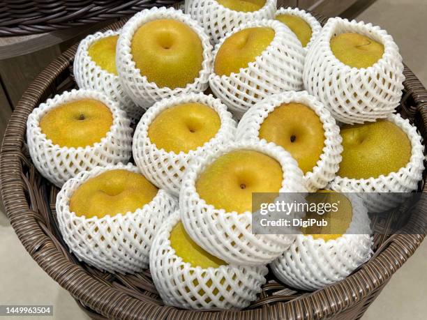 japanese pears, nashi pear - aziatische peer stockfoto's en -beelden