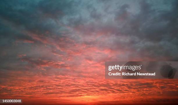 red sky in the morning - cielo romantico foto e immagini stock