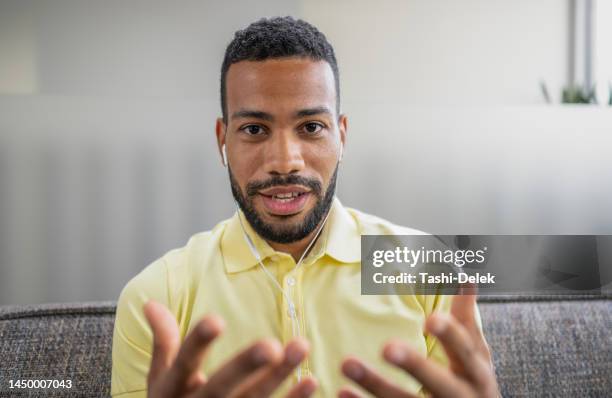 afroamerikanischer männlicher vlogger - man talking to camera stock-fotos und bilder