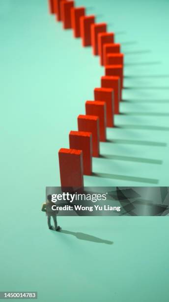 business working challenge , risk of collapse - dominó fotografías e imágenes de stock