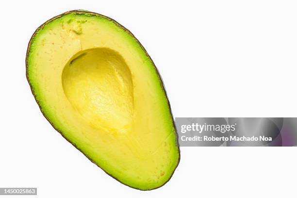 hass avocado - avocado isolated stock-fotos und bilder