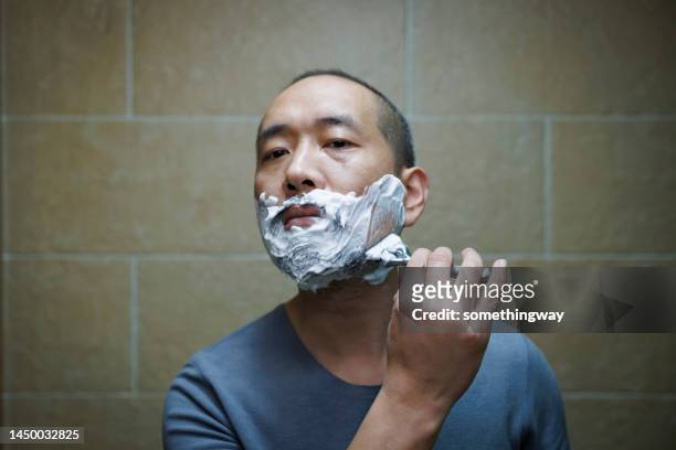 ハッピー中央を使用する高齢男性ラソールシェイブ - shaved ストックフォトと画像