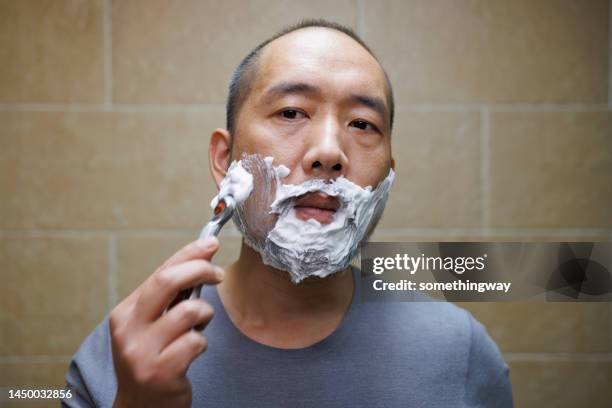 homens asiáticos de meia-idade se barbeiam com uma navalha - raspar - fotografias e filmes do acervo