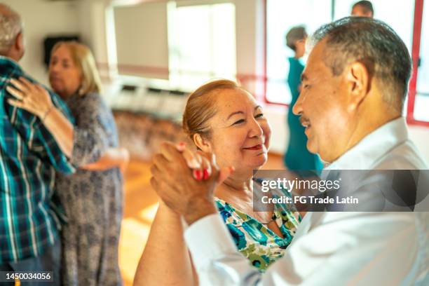 ダンススタジオで踊る老夫婦 - ボールルーム ストックフォトと画像