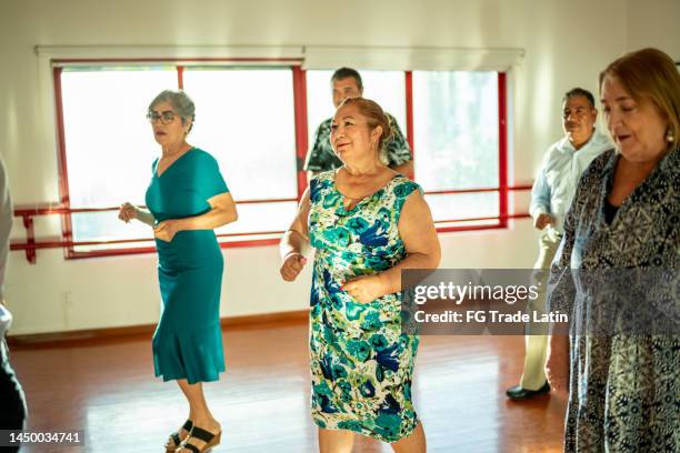 grupo de estudiantes maduros en una clase de baile - baile de salón fotografías e imágenes de stock