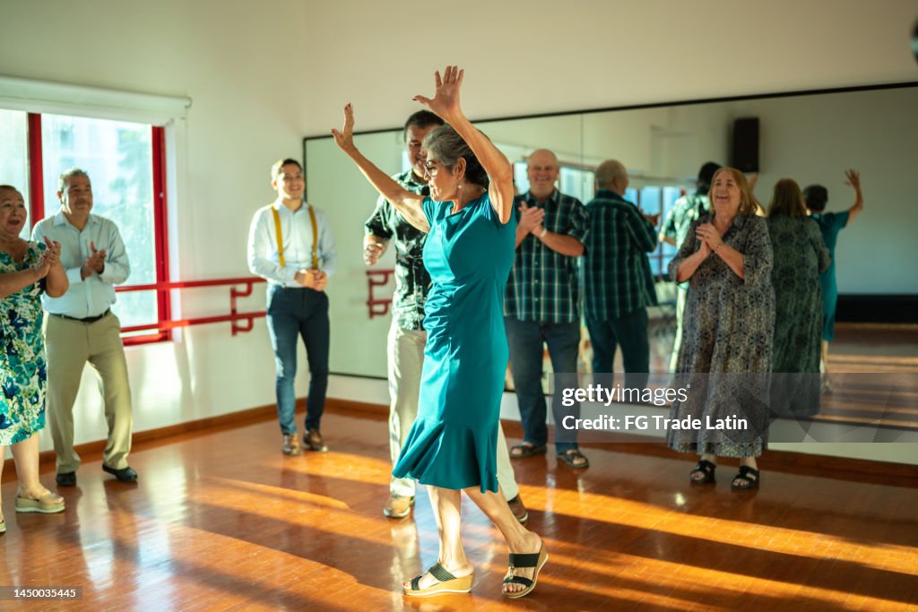 Reifes Paar tanzt in einem Tanzstudio