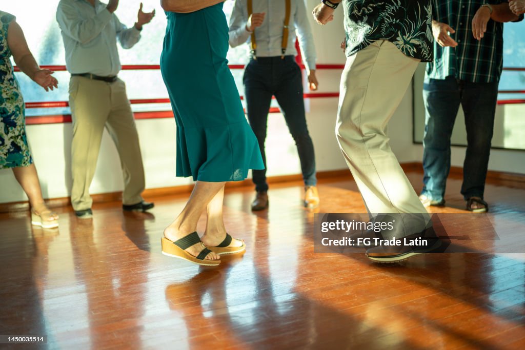 Grupo de personas en un estudio de baile