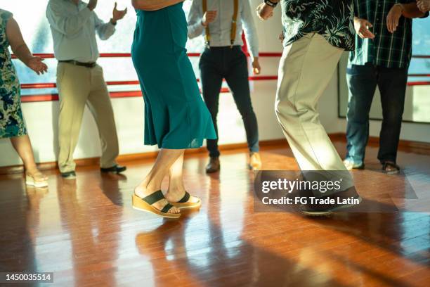 groupe de personnes dans un studio de danse - danse de salon photos et images de collection