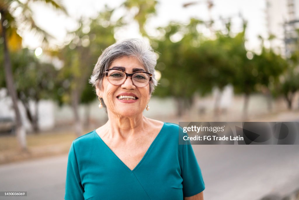 Porträt von senior Frau im Freien
