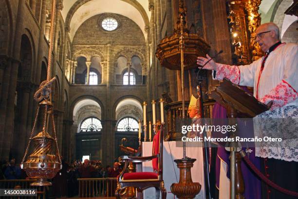 sacerdote, misa religiosa y "botafumeiro", thurible en la catedral de santiago de compostela, galicia, españa. - priests talking fotografías e imágenes de stock