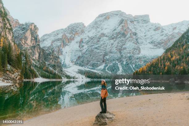 mujer parada cerca del lago di braies en invierno - italy vs norwegian fotografías e imágenes de stock