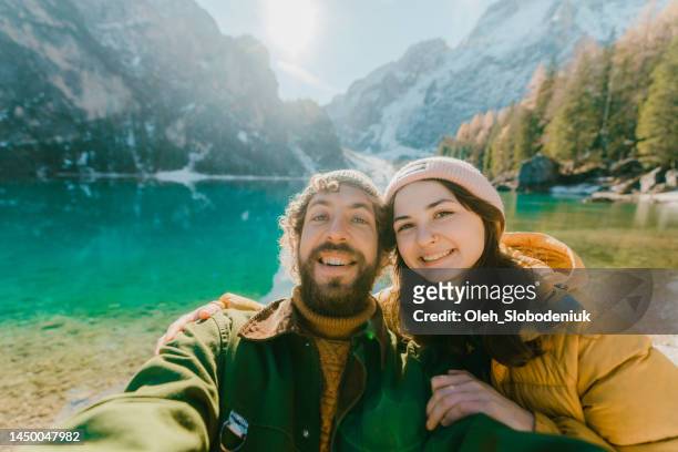 selfie von mann und frau in der nähe des pragser wildsees im winter - südtirol stock-fotos und bilder