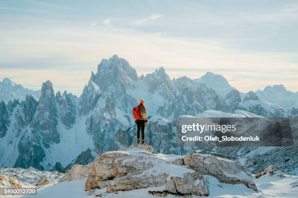 donna che fa escursioni nelle dolomiti innevate in inverno - cortina d'ampezzo foto e immagini stock