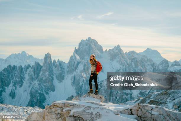 donna che fa escursioni nelle dolomiti innevate in inverno - paesaggio spettacolare foto e immagini stock