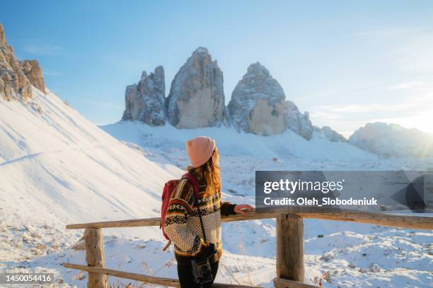 femme randonnant sur le fond de tre cime di lavaredo en hiver - hiver photos et images de collection