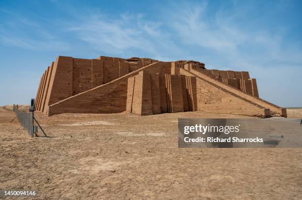 ziggurat of ur, iraq - ziggurat of ur imagens e fotografias de stock