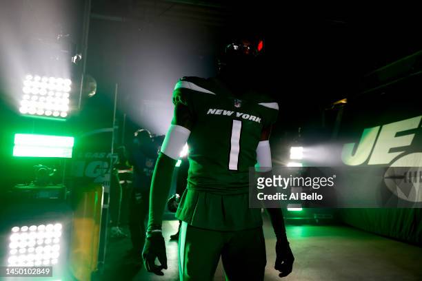 Sauce Gardner of the New York Jets takes to the field before a game against the Detroit Lions at MetLife Stadium on December 18, 2022 in East...