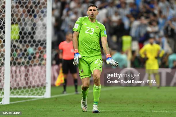 Emiliano Martinez of Argentina celebrates as Aurelien Tchouameni of France misses the team's third penalty in the penalty shoot out during the FIFA...