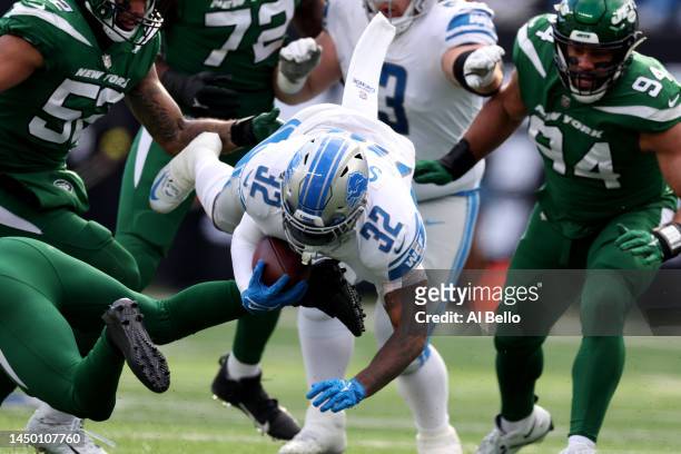 Andre Swift of the Detroit Lions carries the ball against the New York Jets during the first quarter of the game at MetLife Stadium on December 18,...